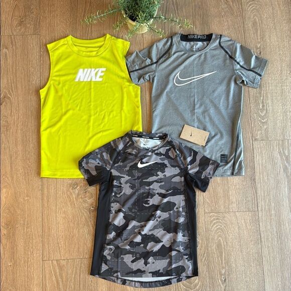 ((3 PIECE)) BOYS NIKE TEE BUNDLE SIZE SMALL NWT AND EUC - Picture 1 of 4